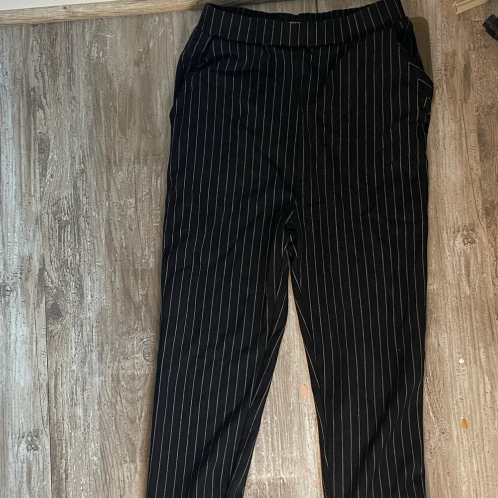 Forever21 stripped pants ankle length pants size medium